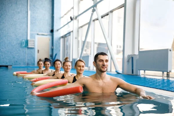 Samiec Instruktor Kobieta Pływaków Grupy Aqua Aerobik Szkolenia Basenie Mężczyzna — Zdjęcie stockowe