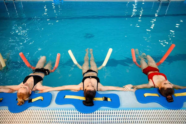 Gruppo Nuotatrici Allenamento Acquagym Bordo Piscina Donne Acqua Sport Nuoto — Foto Stock