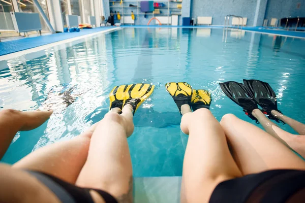 Havuz Kenarında Kadın Yüzücüler Grubu Yüzgeçli Ayaklar Suya Yakın Kadınlar — Stok fotoğraf