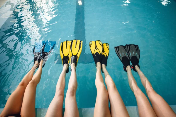 プールサイドの女性スイマーグループ フリッパーの足 水の近くの女性 プールで水中スイミングワークアウトをスポーツ — ストック写真