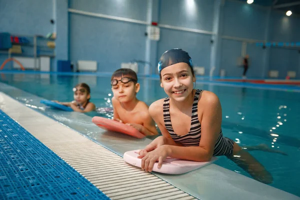 Children Swimming Group Poses Poolside Kids Learns Swim Water Sport — Stock Photo, Image