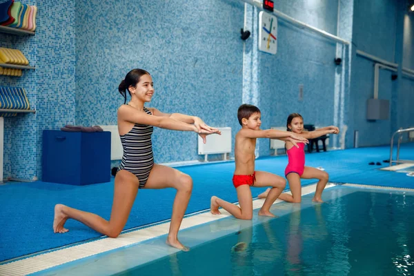 Çocuklar Yüzme Grubu Havuz Başında Antrenman Çocuklar Suda Yüzmeyi Spor — Stok fotoğraf