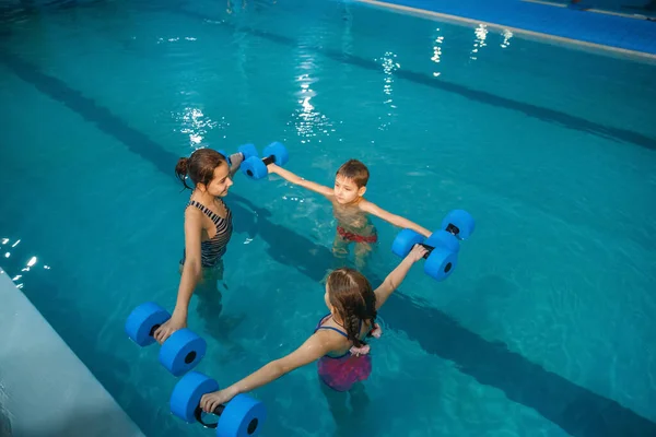 Dětská Plavecká Skupina Cvičení Činkami Bazénu Děti Učí Plavat Vodě — Stock fotografie