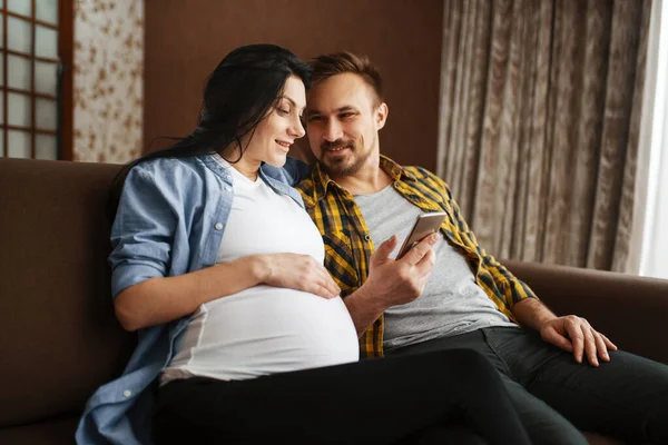 Šťastný Manžel Dotýká Břicha Své Těhotné Ženy Těhotenství Prenatální Období — Stock fotografie