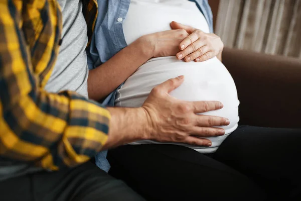 幸せな夫は妊娠中の妻の腹に触れた 妊娠期間 期待のお母さんとお父さんが休んでいる 健康管理 — ストック写真