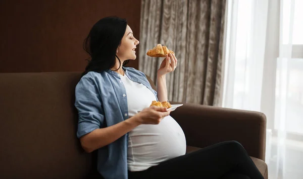 Schwangere Mit Bauch Isst Süßigkeiten Schwangerschaft Völlerei Der Vorgeburtlichen Zeit — Stockfoto