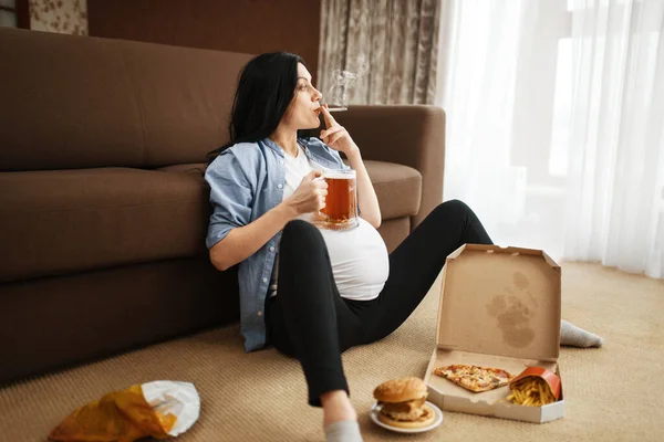 Zwangere Vrouw Met Buik Roken Drinkt Bier Thuis Zwangerschap Slechte — Stockfoto