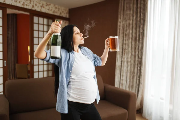 お腹の喫煙と自宅でワインを飲む妊婦 妊娠中や悪い習慣 出生前の期間中の不健康なライフスタイル 醜い期待のお母さん健康被害 — ストック写真