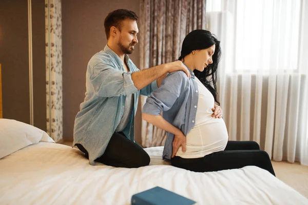 Marito Facendo Massaggio Alla Moglie Incinta Con Pancia Casa Interno — Foto Stock