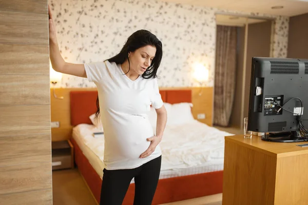 有肚子痛的孕妇在家里的卧室里感到宫缩 产前的平静 准妈妈休息 健康的生活方式 — 图库照片
