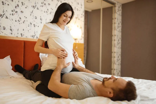 Casal Feliz Cama Marido Tocando Barriga Sua Esposa Grávida Gravidez — Fotografia de Stock