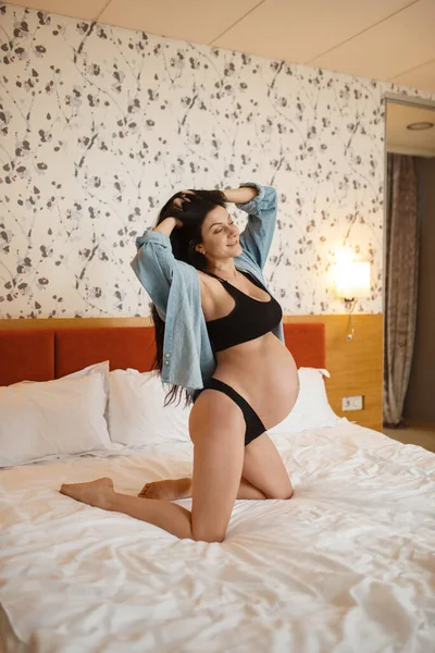 Mujer Embarazada Con Barriga Posa Cama Casa Embarazo Calma Período — Foto de Stock