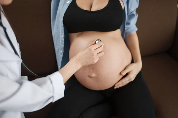 Gravid Kvinna Med Mage Och Terapeut Hemma Graviditet Hälsovård Mor — Stockfoto