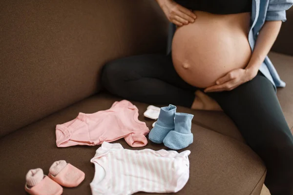 Schwangere Mit Bauch Bereitet Hause Kleidung Für Neugeborene Vor Schwangerschaft — Stockfoto