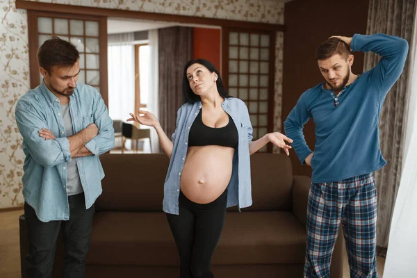 怀孕的女人有肚子 两个男人有背景 谁是父亲 产前在家 准妈妈 开玩笑吧 — 图库照片