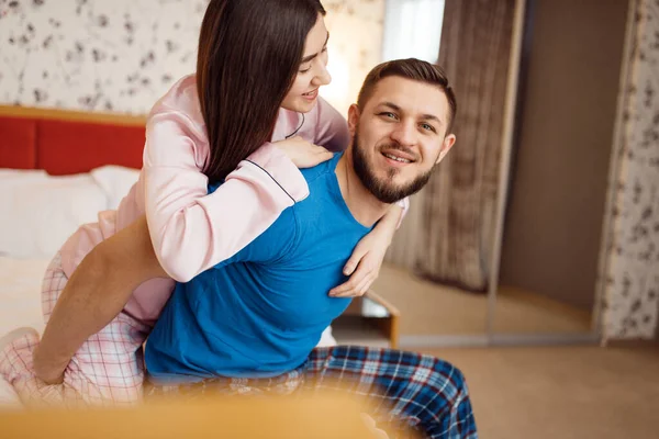 穿着睡衣的快乐夫妻在床上休息 早上好 年轻家庭中的和谐关系 男人和女人一起在他们的房子里休息 无忧无虑的周末 — 图库照片