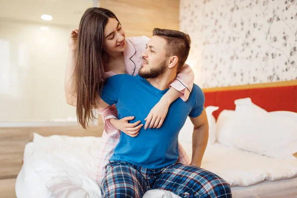 穿着睡衣的快乐夫妻在床上休息 早上好 年轻家庭中的和谐关系 男人和女人一起在他们的房子里休息 无忧无虑的周末 — 图库照片