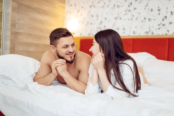 Amor Romántico Pareja Pijama Abrazos Cama Casa Buenos Días Relación —  Fotos de Stock