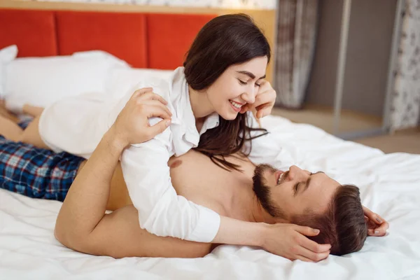 Pijamalı Romantik Çift Evde Yatakta Sarılıyor Günaydın Genç Bir Ailede — Stok fotoğraf