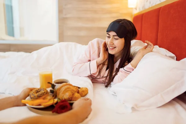 Romantic Love Couple Breakfast Rose Bed Home Good Morning Caring — Stock Photo, Image