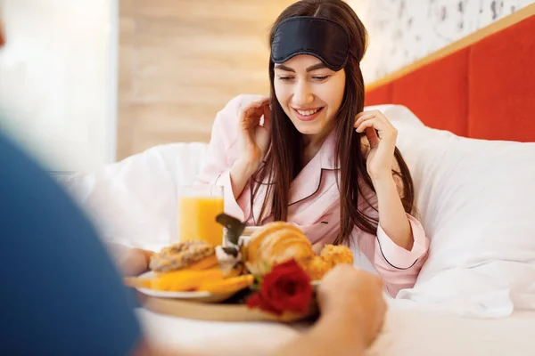 Romantik Aşk Çifti Kahvaltı Yatakta Gül Günaydın Şefkatli Koca Genç — Stok fotoğraf