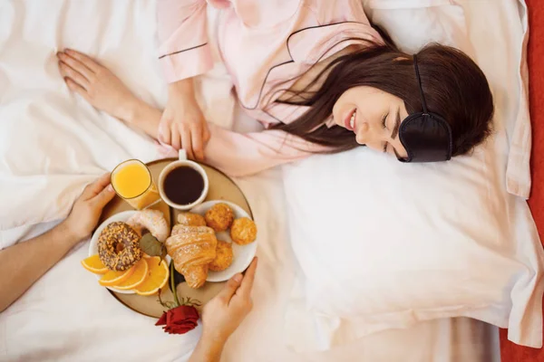 Romantiskt Kärlekspar Frukost Och Ros Sängen Hemma God Morgon Omtänksam — Stockfoto