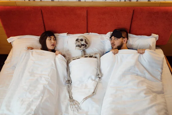 침대에 사이에 문제가 부부간 — 스톡 사진