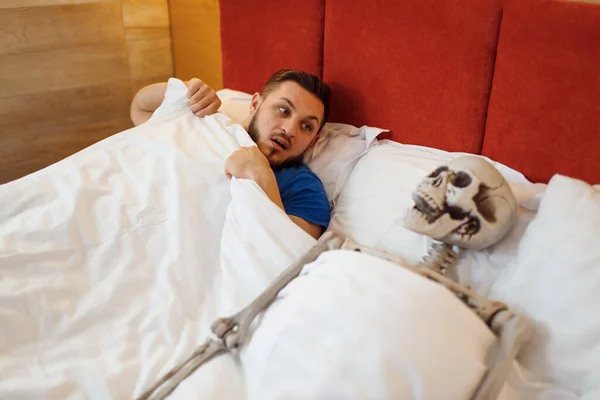 Homem Esqueleto Humano Dormir Cama Relação Casal Com Problemas Briga — Fotografia de Stock