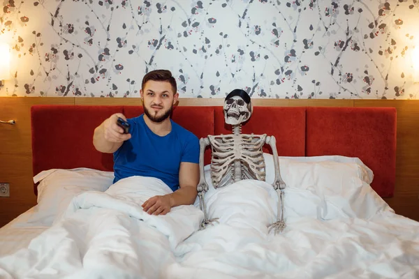 Homem Esqueleto Humano Ver Televisão Cama Relação Casal Com Problemas — Fotografia de Stock