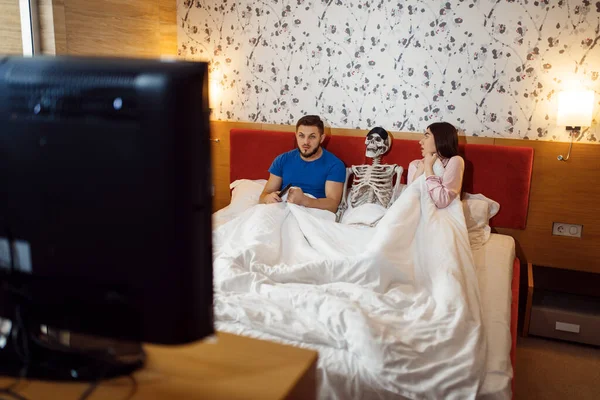 Koca Televizyon Izliyor Kadın Yatakta Insan Iskeletini Öpüyor Kötü Bir — Stok fotoğraf