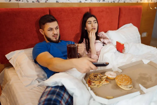Ζευγάρι Τρώει Στο Κρεβάτι Και Βλέπει Τηλεόραση Κακή Σχέση Προβλήματα — Φωτογραφία Αρχείου