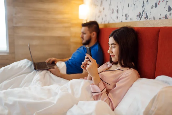 Love Couple Pajamas Lying Bed Using Gadgets Good Morning Harmonious — Stock Photo, Image