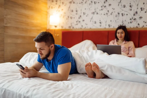 Love Couple Uses Gadgets Bed Good Morning Harmonious Relationship Young — Stock Photo, Image