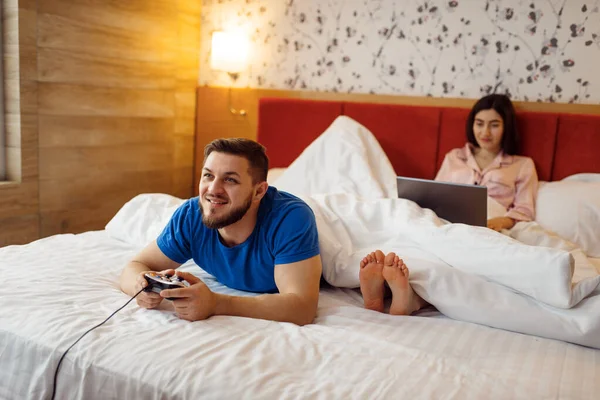 Paar Mit Gadgets Bett Mangel Gemeinsamen Interessen Schlechte Beziehung Probleme — Stockfoto