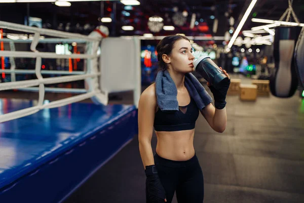 Mulher Ataduras Boxe Preto Bebe Água Ringue Treinamento Caixa Boxer — Fotografia de Stock