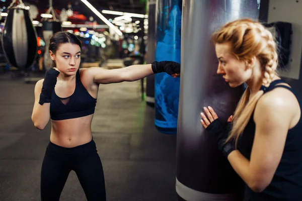 Kvinna Boxningsbandage Träffar Boxningssäck Boxningsträning Med Tränare Kvinnliga Boxare Gym — Stockfoto