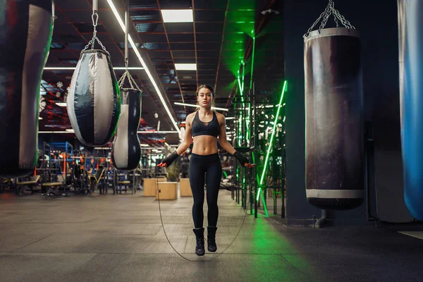 Жінка Стрибає Пропускаючою Мотузкою Тренуючись Боксу Жіночий Боксер Спортзалі Дівчина — стокове фото