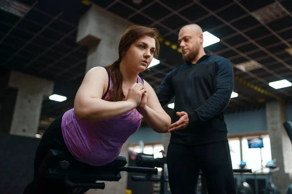 Treinador Ajuda Mulher Com Excesso Peso Máquina Exercício Ginásio Mulher — Fotografia de Stock