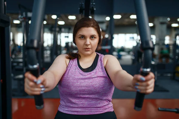 健身房的运动机器上超重的女人 高瞻远瞩 积极锻炼 女性与超重 有氧运动和肥胖作斗争 — 图库照片