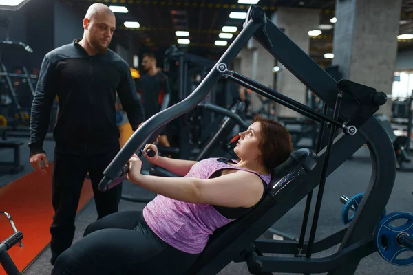 超重妇女与教练一起在健身房做运动 与教练一起进行健身训练 女性与超重 有氧运动和肥胖作斗争 — 图库照片
