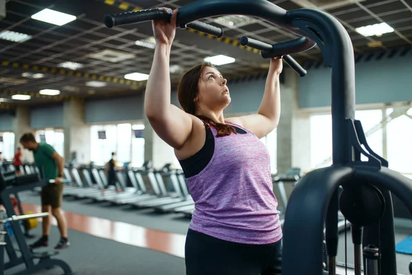 Femme Surpoids Travaille Sur Machine Exercice Dans Salle Gym Entraînement — Photo