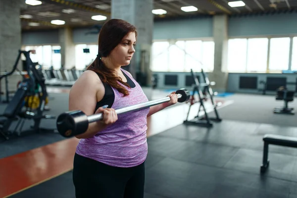 Mulher Com Excesso Peso Posa Com Halteres Brench Ginásio Treinamento — Fotografia de Stock