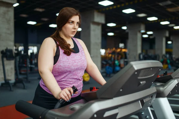 Donna Sovrappeso Che Esercizio Sul Tapis Roulant Palestra Allenamento Attivo — Foto Stock