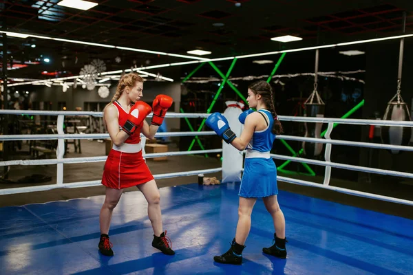 Femmes Gants Boxe Sur Ring Boîte Entraînement Boxeuses Dans Salle — Photo