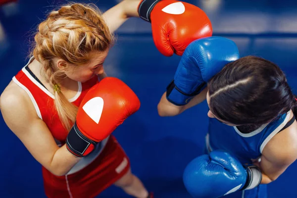 Ženy Rukavicích Boxující Ringu Pohled Shora Trénink Boxech Dámské Boxerky — Stock fotografie