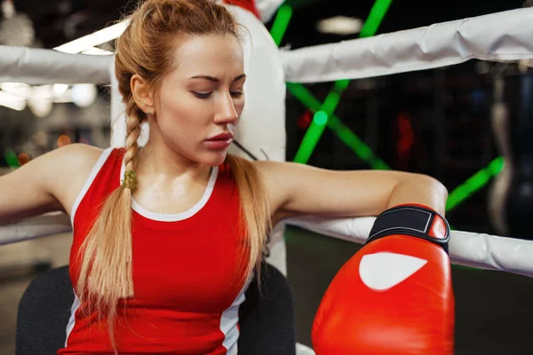 Mujer Con Guantes Rojos Sentada Esquina Del Ring Boxeo Entrenamiento —  Fotos de Stock