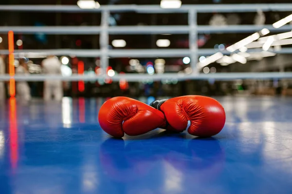 Yüzüğe Bir Çift Kırmızı Deri Boks Eldiveni Hiç Kimse Boks — Stok fotoğraf