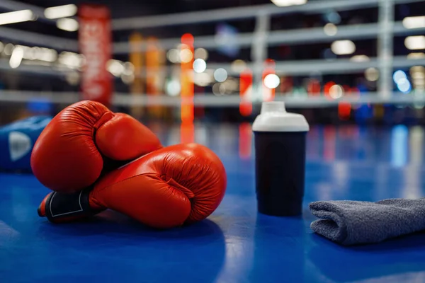 Pair Red Leather Boxing Gloves Cap Water Towel Ring Nobody — Stock Photo, Image