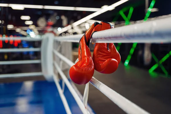 Ζευγάρι Κόκκινα Δερμάτινα Γάντια Πυγμαχίας Κρεμασμένα Σχοινιά Στο Ρινγκ Κανείς — Φωτογραφία Αρχείου