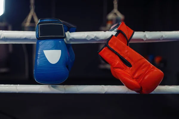 Κόκκινα Και Μπλε Γάντια Πυγμαχίας Κρέμονται Ένα Σχοινί Στο Δαχτυλίδι — Φωτογραφία Αρχείου